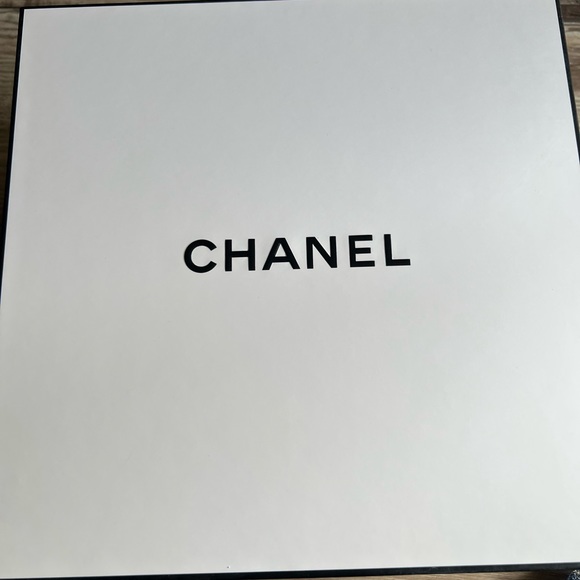 CHANEL GIFT BOX BLUE/GOLD RIBBON - Picture 2 of 8